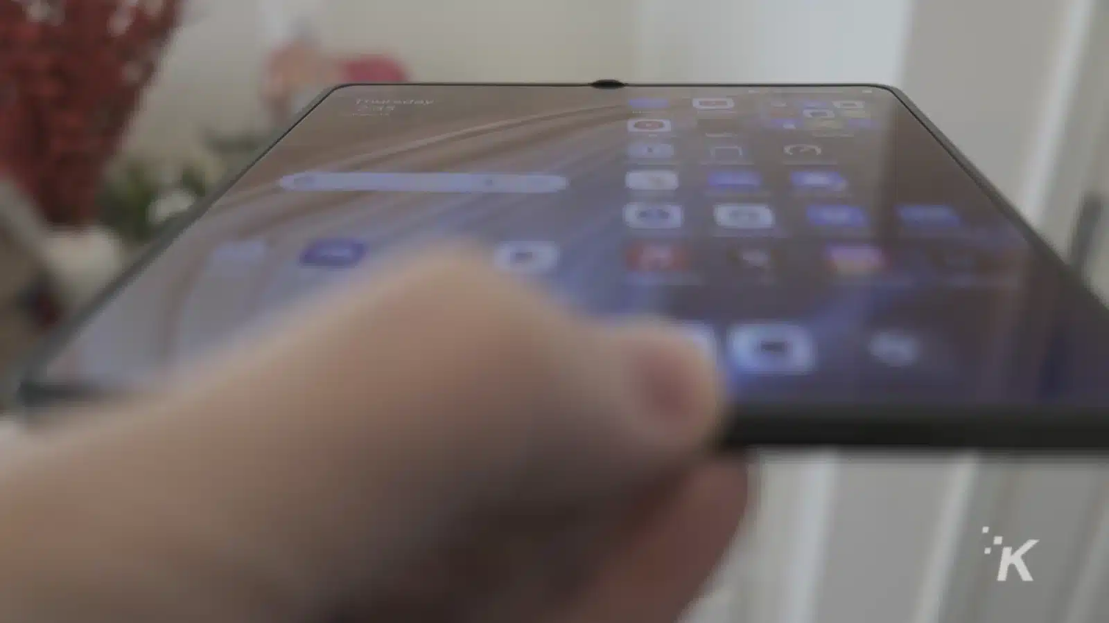 review: oneplus open Oneplus open showing the lack of visible crease on the foldable screen
